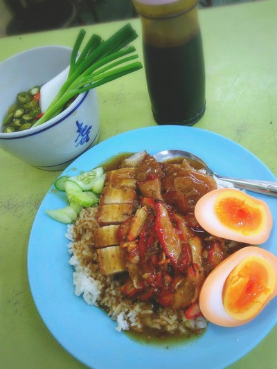 ข้าวหมูแดง+หมูกรอบ+กุนเชียง ใส่ไข่