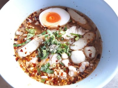 ก๋วยเตี๋ยวต้มยำมะนาวไข่ เส้นเล็ก 35 บาท 