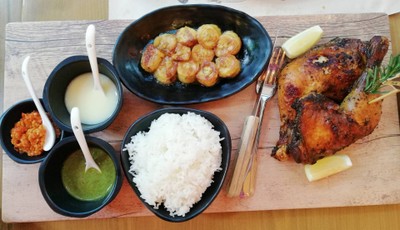African rhapsody chicken served with grilled banana, steamed rice & karen chili ราคา 590 บาท++