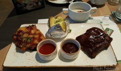 ไก่ย่างสไปซี่และซี่โครงหมูบาร์บีคิว