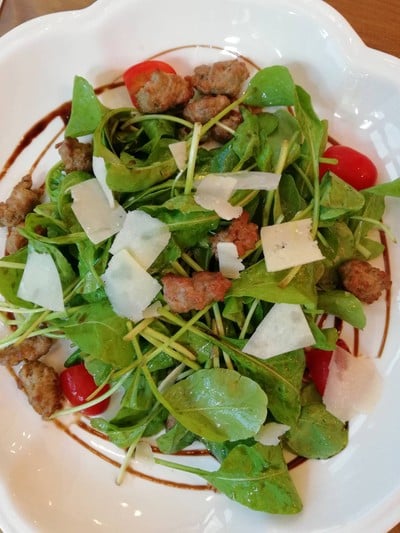 Arugula salad with Italian sausage ราคา 320 บาท++