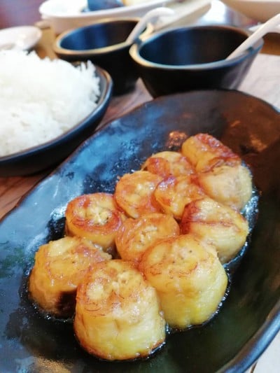 African rhapsody chicken served with grilled banana, steamed rice & karen chili ราคา 590 บาท++