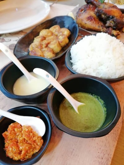 African rhapsody chicken served with grilled banana, steamed rice & karen chili ราคา 590 บาท++