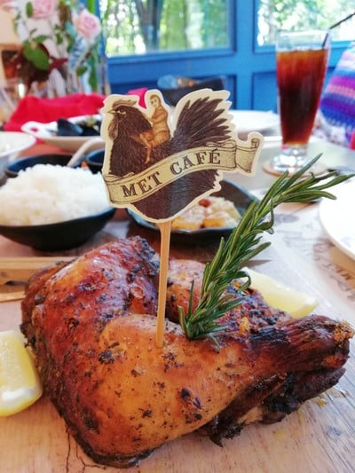 African rhapsody chicken served with grilled banana, steamed rice & karen chili ราคา 590 บาท++