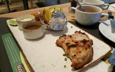 ปลาชุบเกล็ดขนมปังทอดและหมูพริกไทยดำ