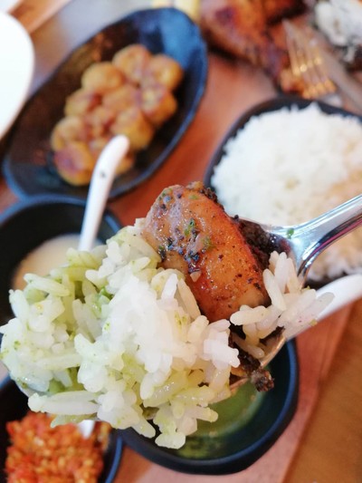 African rhapsody chicken served with grilled banana, steamed rice & karen chili ราคา 590 บาท++
