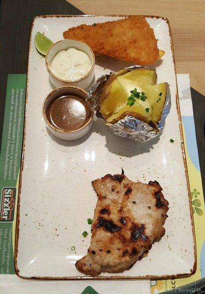 ปลาชุบเกล็ดขนมปังทอดและหมูพริกไทยดำ