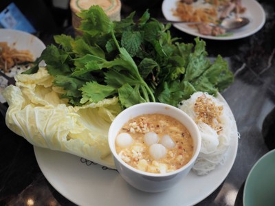 ปลานึ่งแตกบ้าน (น้ำจิ้มและผักเครื่องเคียง)