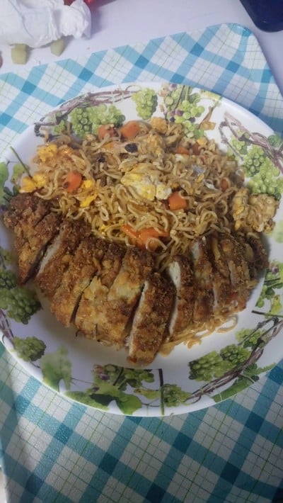 ผัดไวไวเสิร์ฟคู่สันคอหมูชุบเกล็ดขนมปังทอด