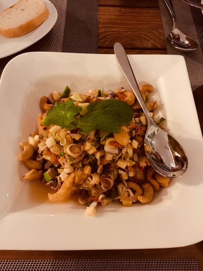 ยำปาแซลมอนสมุนไพร