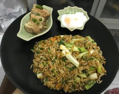 ข้าวผัดไข่เค็มและหมูสามชั้นตุ๋นซีอิ๊วญี่ปุ่น