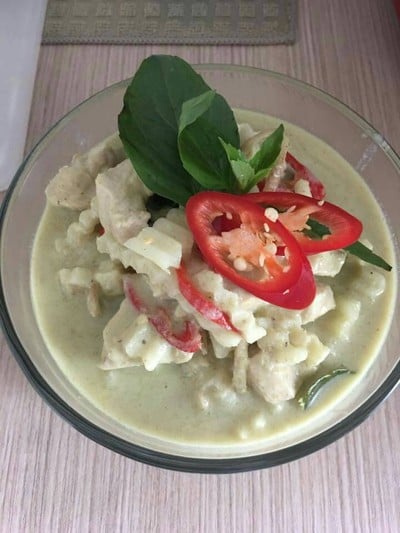 แกงเขียวหวานไก่ยอดมะพร้าว แกงเขียวหวานไก่ยอดมะพร้าว