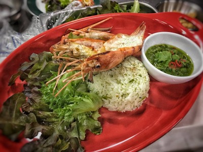 วิธีทำ ข้าวผัดพริกเกลือเสิร์ฟพร้อมกุ้งแม่น้ำเผา วิธีทำ ข้าวผัดพริกเกลือเสิร์ฟพร้อมกุ้งแม่น้ำเผา