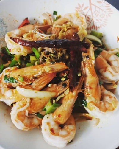 ยำถั่วพลูกุ้งสด