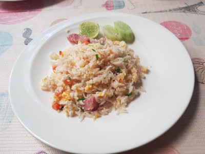ข้าวผัดแหนม