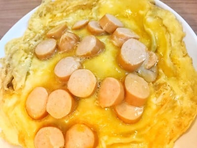 ข้าวไข่นุ่มไส้กรอก