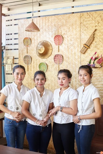 พนักงานร้านลาบสมจิตร