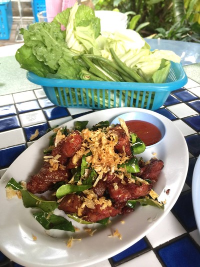 ซี่โครงแหนมทอดกระเทียม