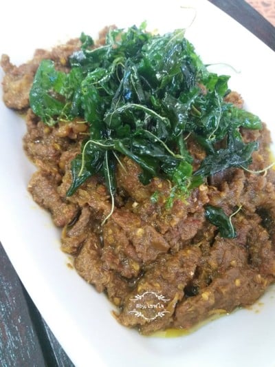 ผัดเผ็ดเนื้อขมิ้นกระเพากรอบ