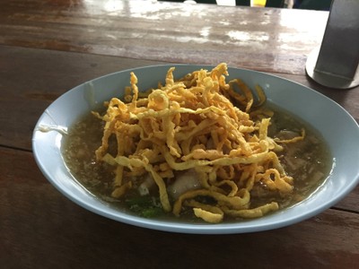 เส้นหมี่ราดหน้าหมู