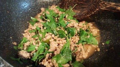 วิธีทำ กระเพราหมูสับ สูตรดั้งเดิม