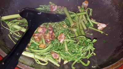 วิธีทำ ผัดผักกระเฉดหมูคั่วเค็ม