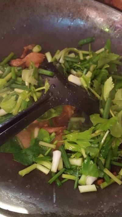 วิธีทำ ต้นหอมและคื่นช่ายผัดหมูคั่วเค็ม