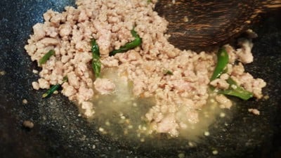 วิธีทำ กระเพราหมูสับ สูตรดั้งเดิม