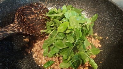 วิธีทำ กระเพราหมูสับ สูตรดั้งเดิม