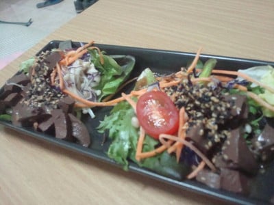 สลัดเลือดไก่ซอสน้ำมันงา