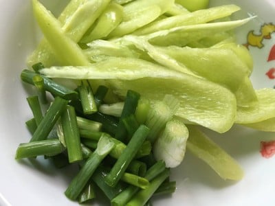 วิธีทำ ผัดพริกหยวกปลาหมึก วิธีทำ ผัดพริกหยวกปลาหมึก
