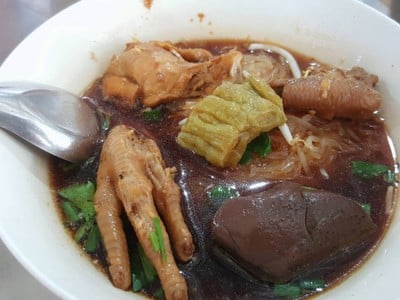 เมนูของร้าน ก๋วยเตี๋ยวไก่มะระเจ๊แดง