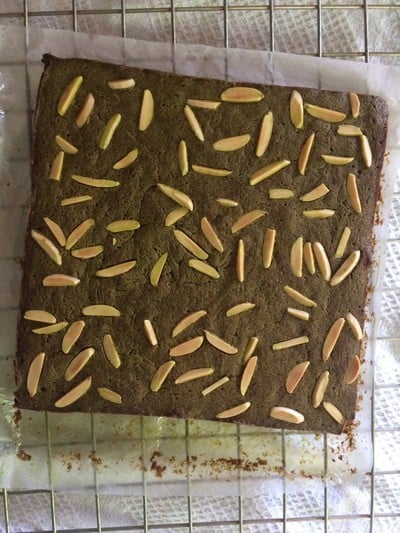 วิธีทำ Matcha White Chocolate Blondies วิธีทำ Matcha White Chocolate Blondies