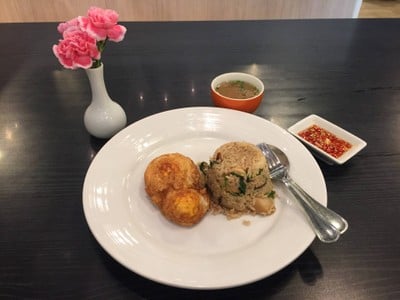 ข้าวกระเพรากุ้งไข่กรอบ