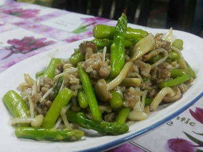ผัดหน่อไม้ฝรั่งและเห็ด ผัดหน่อไม้ฝรั่งและเห็ด