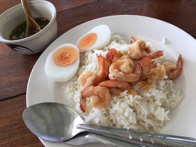 ข้าวกุ้งกระเทียม ไข่ต้ม