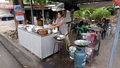 อยู่ติดกับโรงแรมโรสอินท์ เป็นเพิงเล็ก ทำคนเดียว
