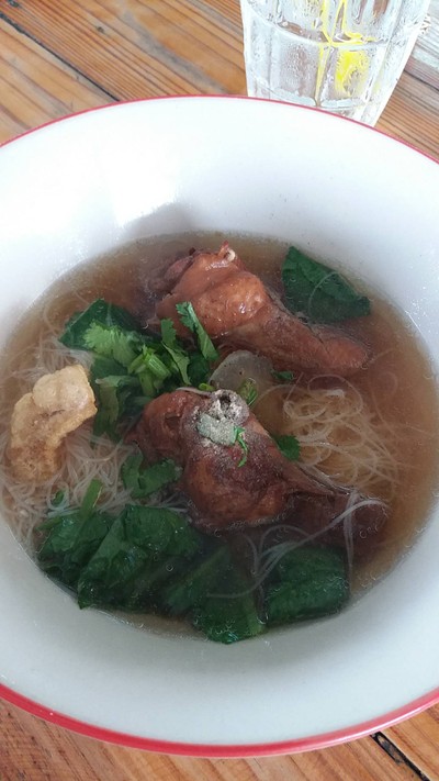 เส้นหมี่น้ำไก่ตุ๋น