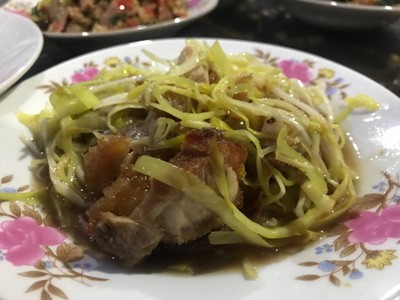 กุ้ยช่ายขาวผัดหมูกรอบ