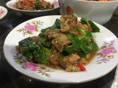 แขนงผัดหมูกรอบ