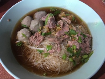 เส้นหมี่ลูกชิ้น+เนื้อสด