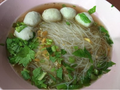 เส้นหมี่ลูกชิ้นหมู