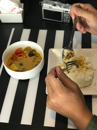 ข้าวแกงเผ็ดเป็ดย่าง