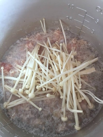 วิธีทำ ลาบไก่ใส่เห็ดเข็มทอง