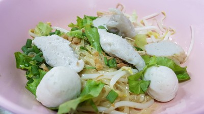 นายเม้ง (ทวีศักดิ์) ก๋วยเตี๋ยวลูกชิ้นปลาทำเอง นายเม้ง (ทวีศักดิ์) ก๋วยเตี๋ยวลูกชิ้นปลาทำเอง