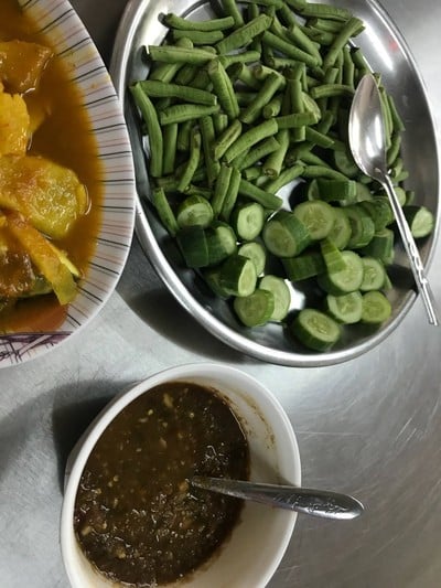 น้ำพริกกะปิกับผัด เครื่องเคียง