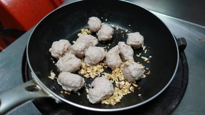 วิธีทำ หมูเด้งผัดกระเทียม วิธีทำ หมูเด้งผัดกระเทียม