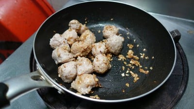 วิธีทำ หมูเด้งผัดกระเทียม วิธีทำ หมูเด้งผัดกระเทียม