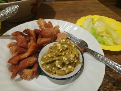 ชุดคอหมูทอด+น้ำพริกหนุ่ม