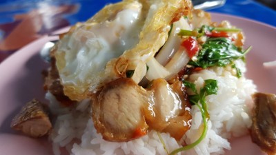 ข้าวกะเพราหมูกรอบไข่ดาว